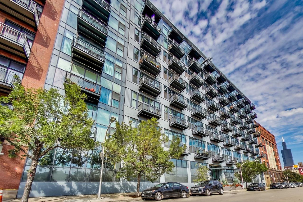 1224 W Van Buren St. #824, Chicago, IL 60607
