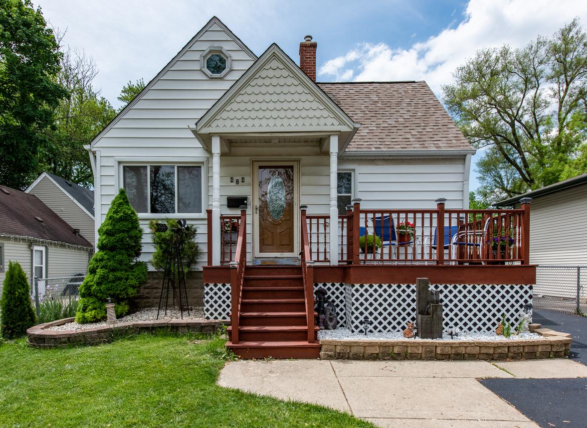 424 Clifton Dr., Round Lake Park, IL 60073