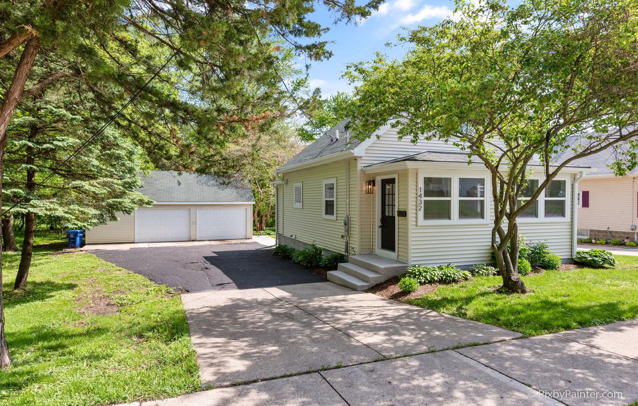 1432 Dean St., St. Charles, IL 60174