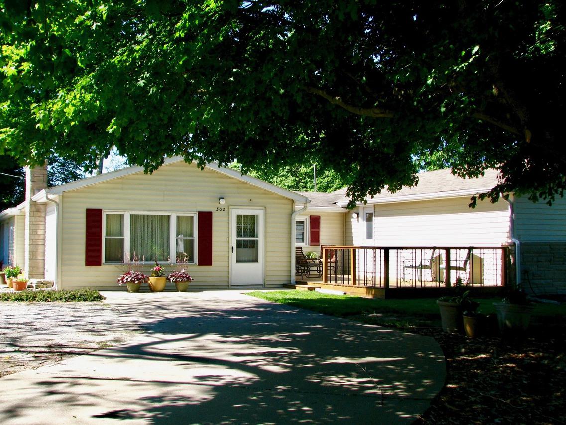 302 W Main St., Oakland, IL 61943
