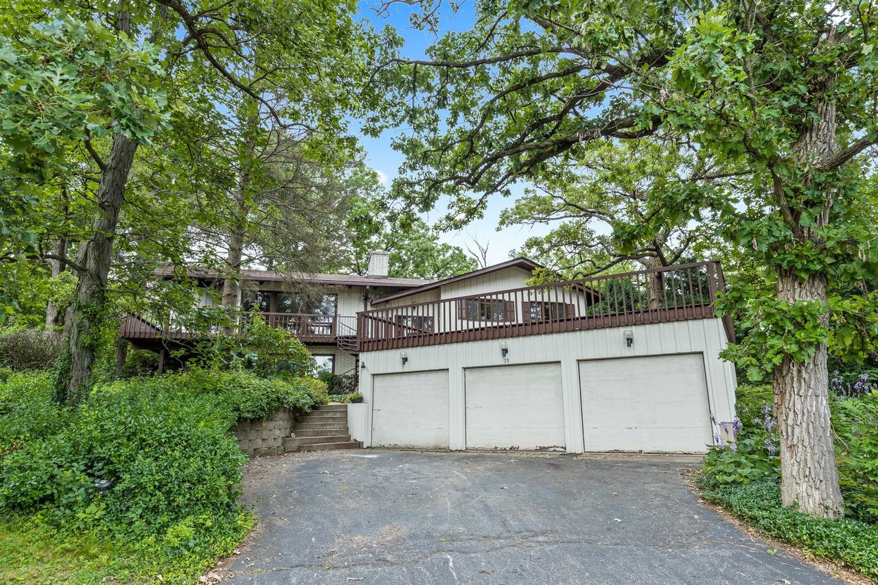 19 Acorn Dr., Hawthorn Woods, IL 60047