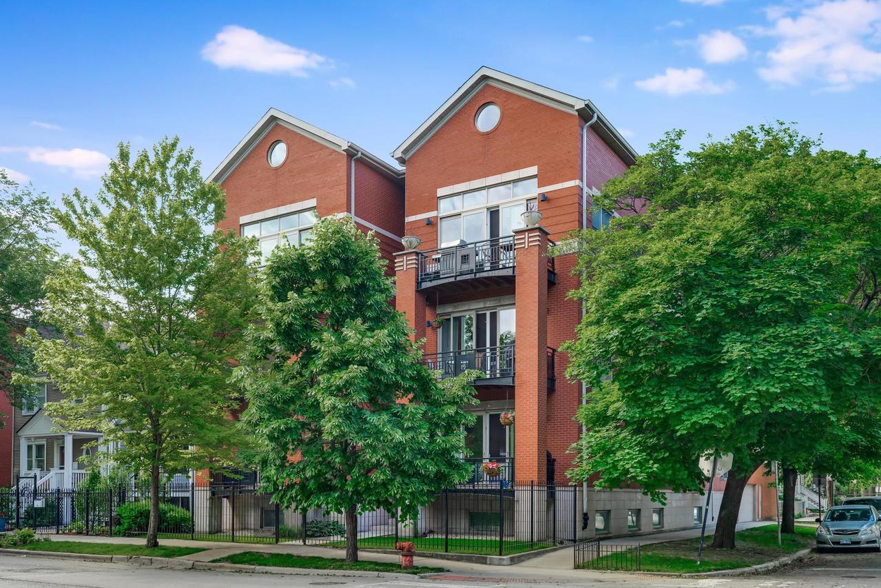 2323 W Montrose Ave. #2W, Chicago, IL 60618