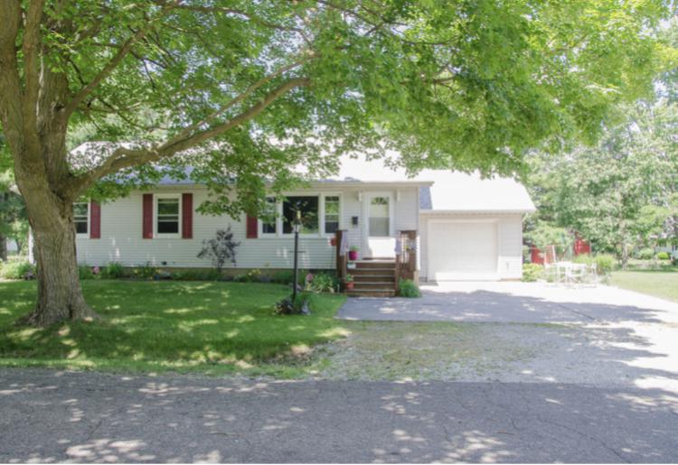651 E 4th St., El Paso, IL 61738
