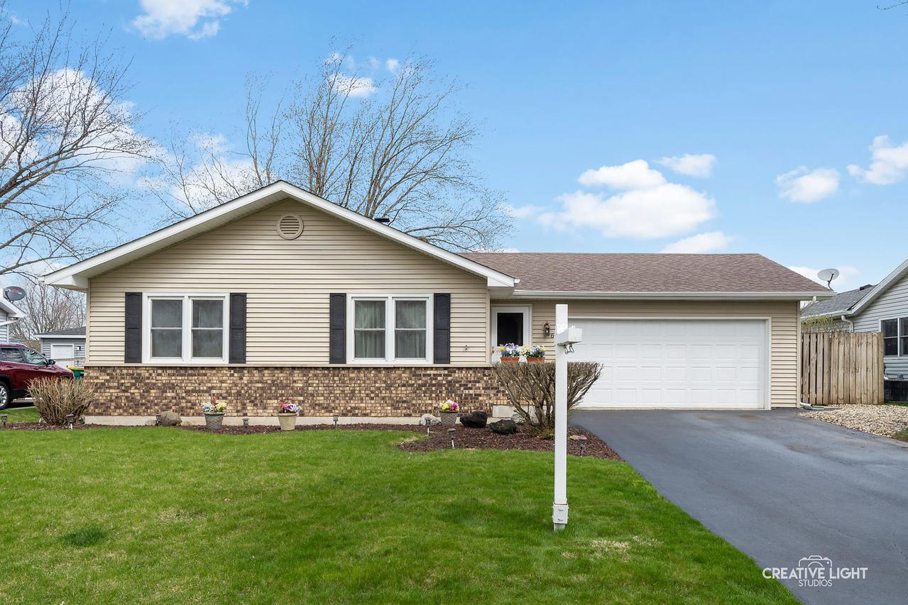 611 Birchwood Dr., North Aurora, IL 60542
