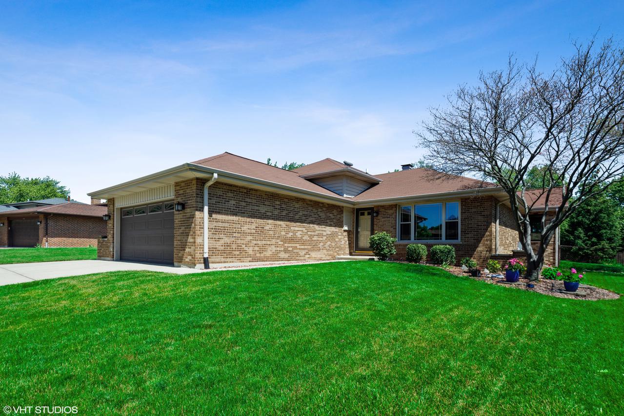 424 Wesley Ln., Westmont, IL 60559