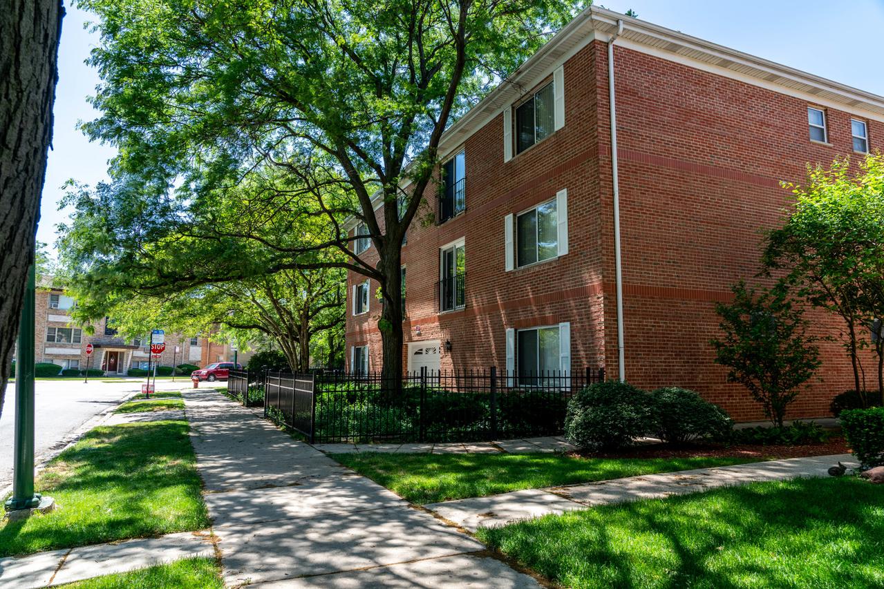 5450 W Gale St. #201, Chicago, IL 60630