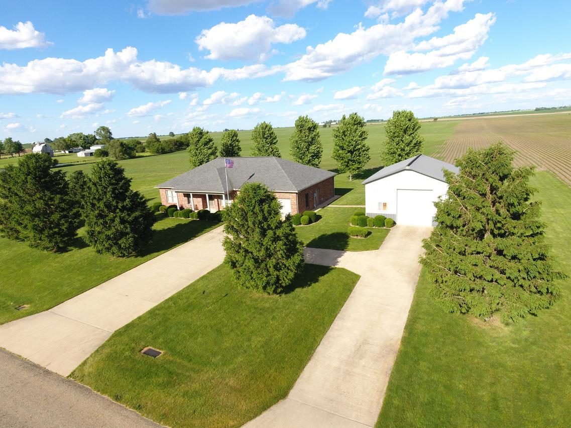 1052 County Road 2425e, El Paso, IL 61738