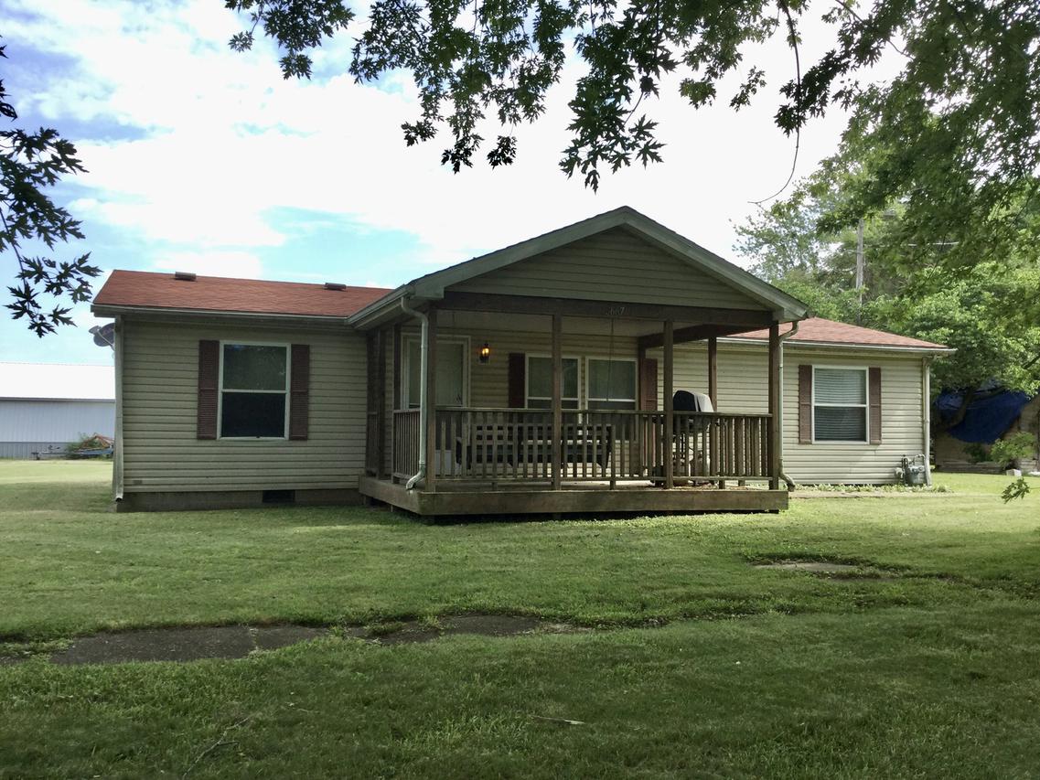 2667 Church St., Clinton, IL 61727