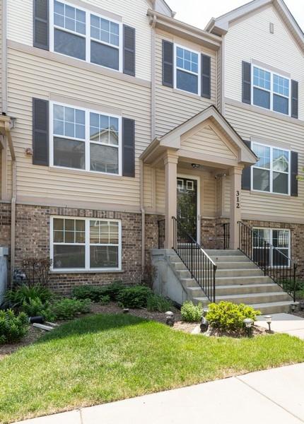 312 Wildflower St., Des Plaines, IL 60016