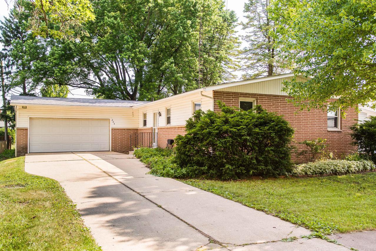 204 W Sunset Pl., Dekalb, IL 60115