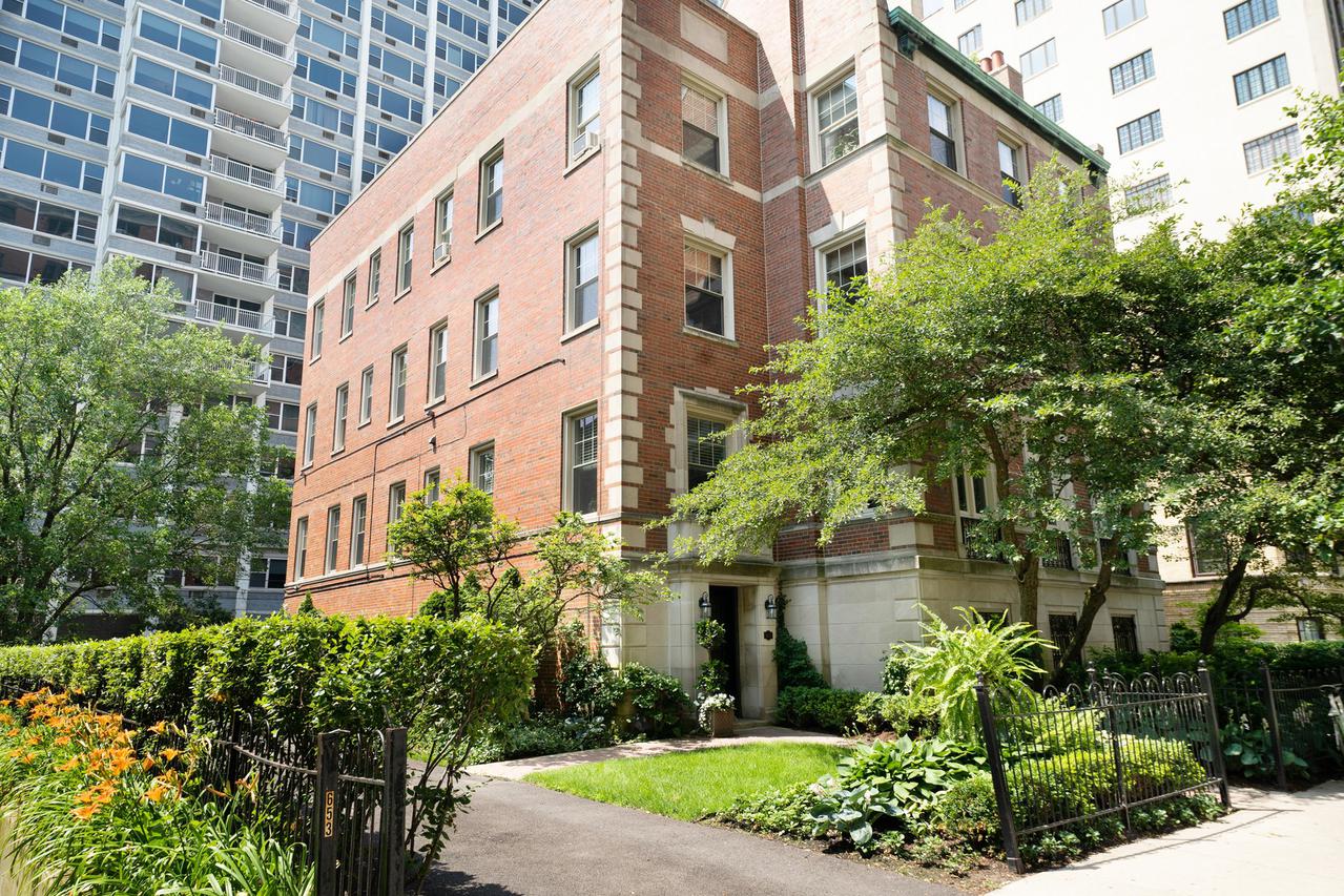 655 W Junior Ter. #1, Chicago, IL 60613