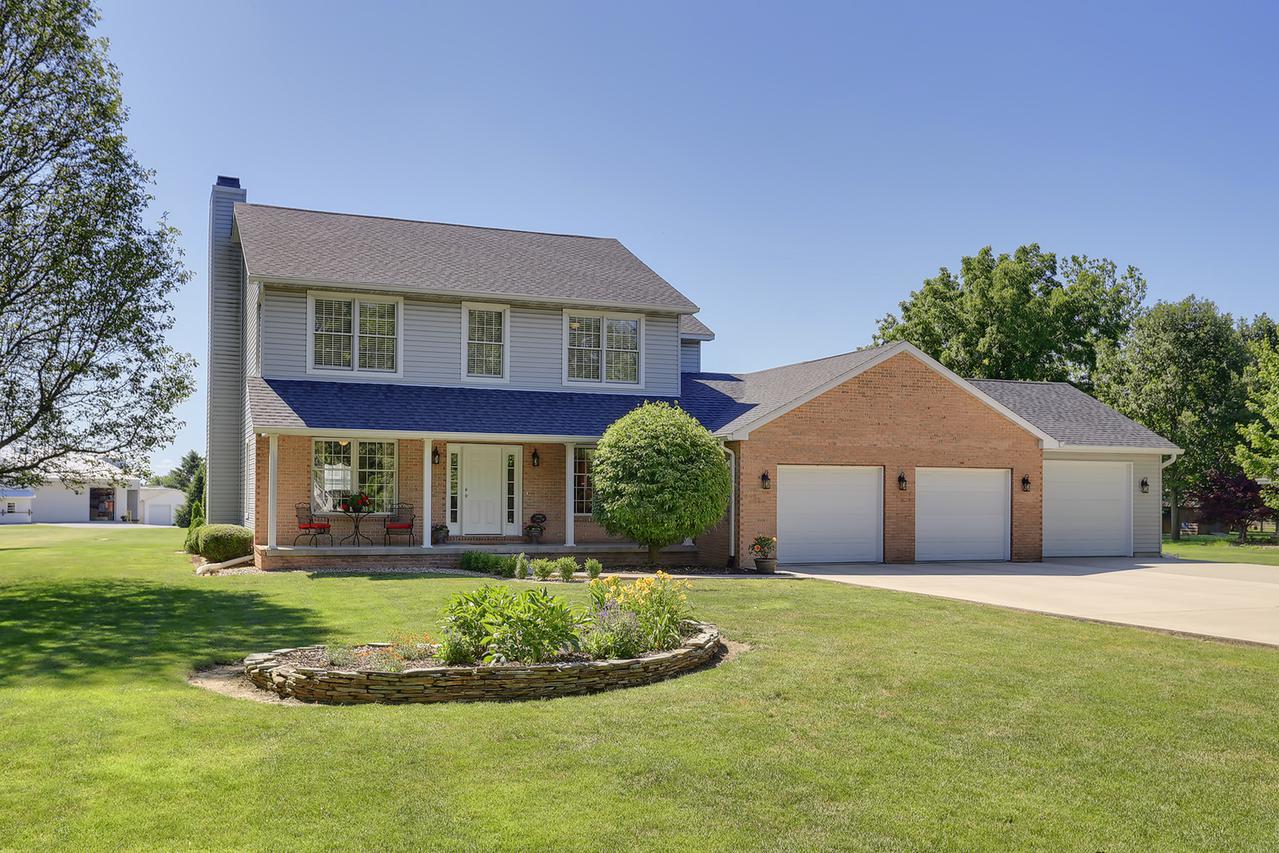 6 Country Club Ln., Arcola, IL 61910
