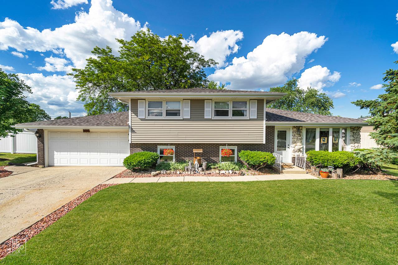 8130 W 90th St., Hickory Hills, IL 60457