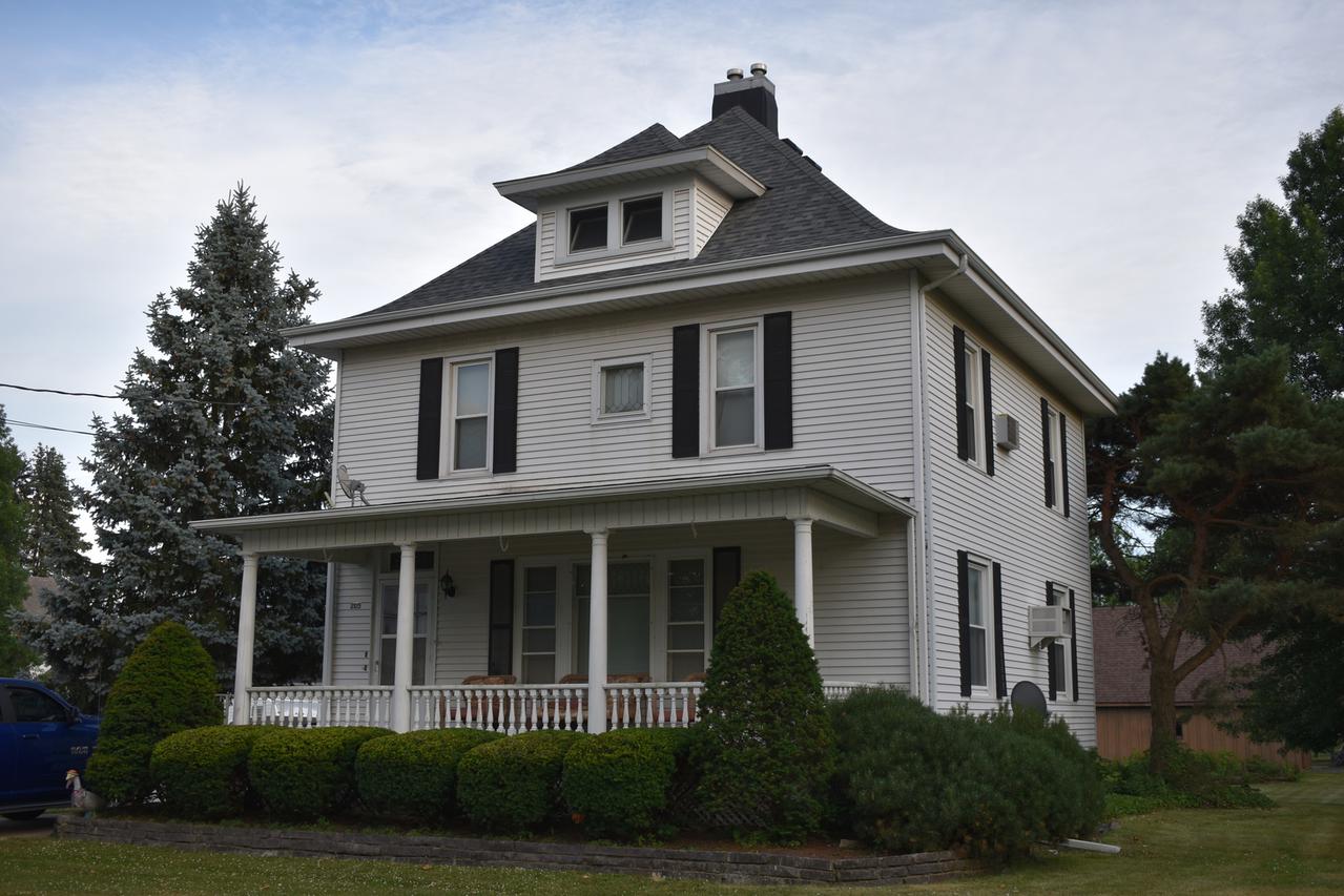 205 W Broad St., Roanoke, IL 61561