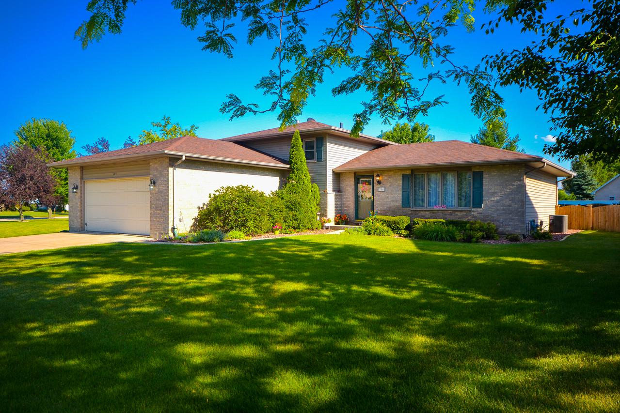 204 Woodbine Dr., Elwood, IL 60421