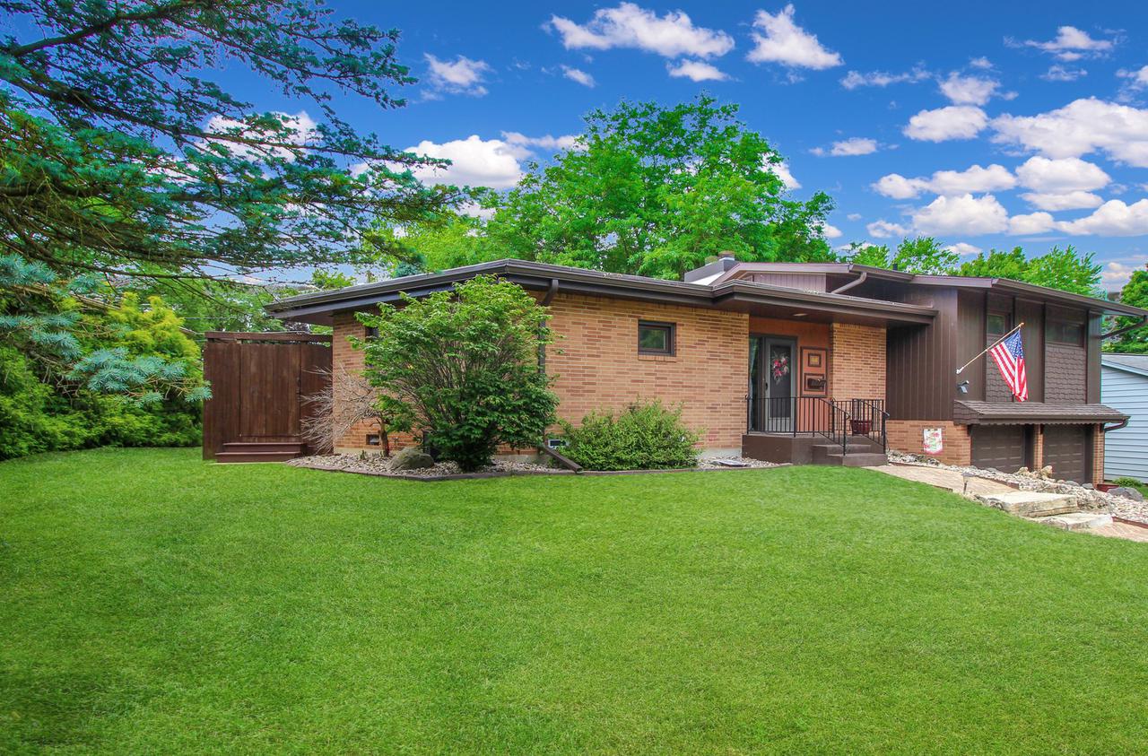 46 N Westwood Ave., Freeport, IL 61032