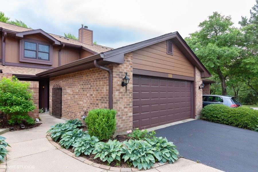 109 Indian Trail Dr., Westmont, IL 60559