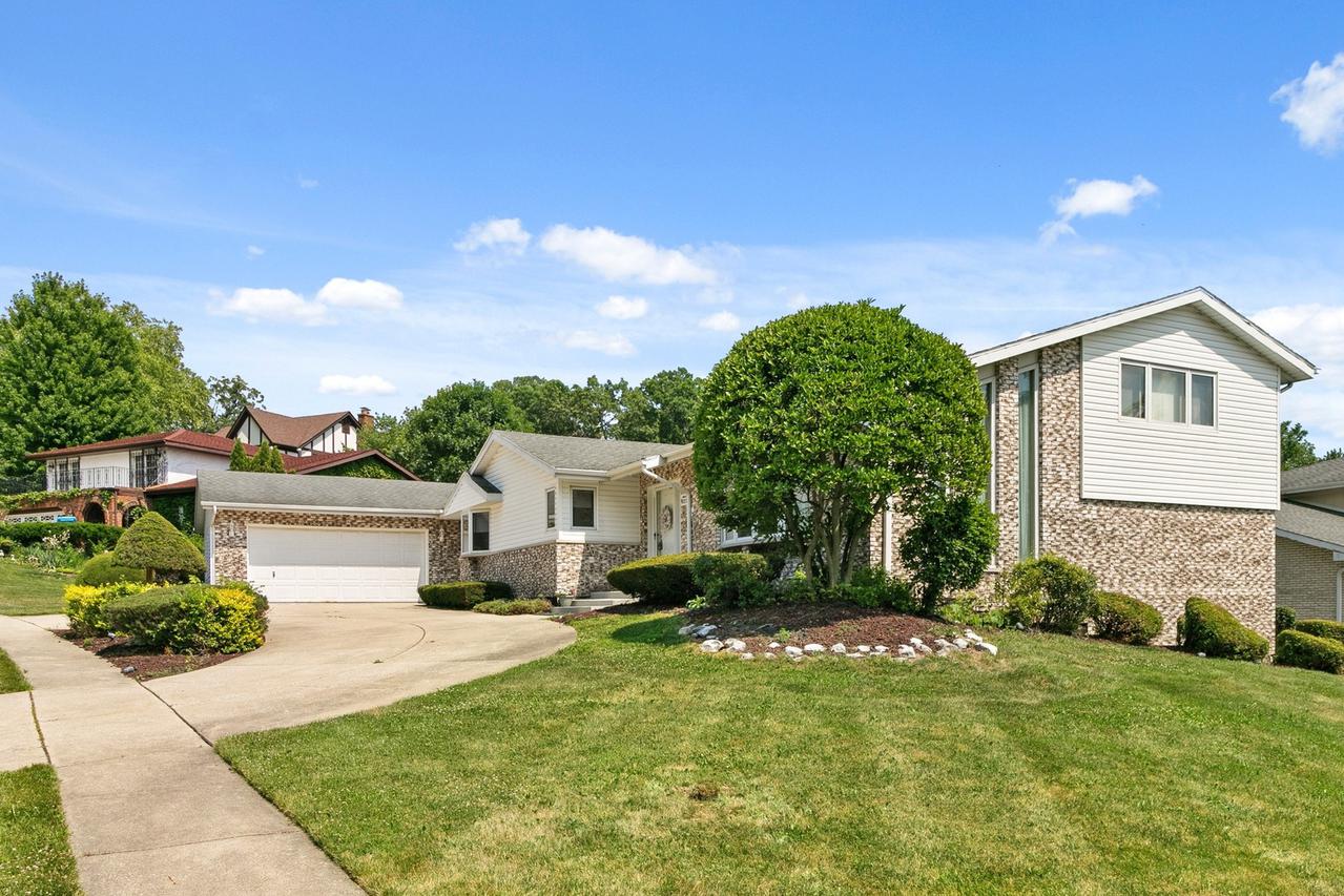 9033 Los Palos Ln., Palos Hills, IL 60465