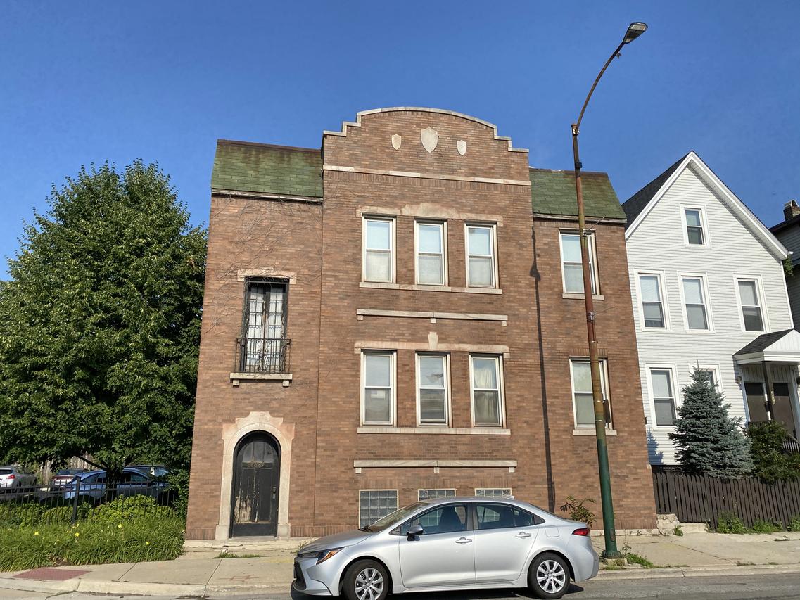 2816 N Ashland Ave., Chicago, IL 60657