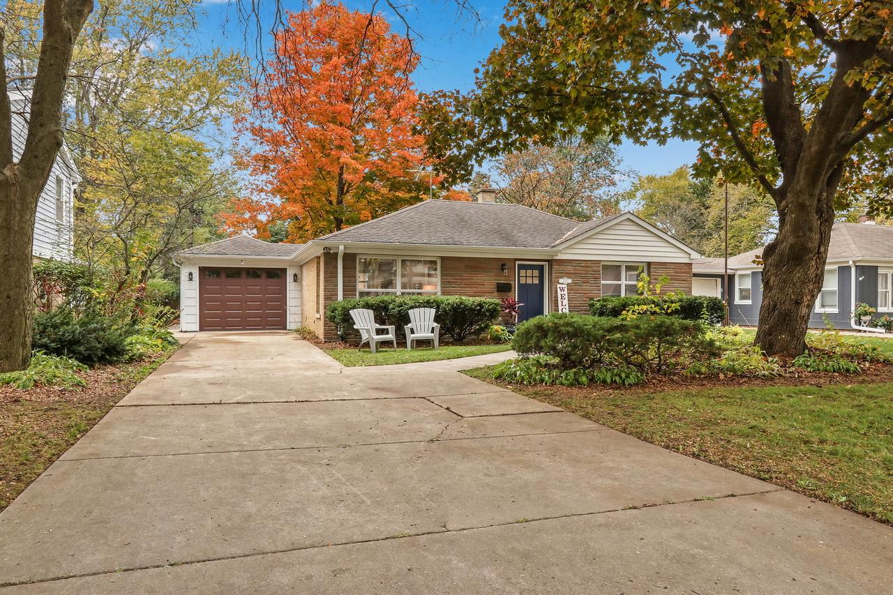 605 Riverside Dr., Libertyville, IL 60048