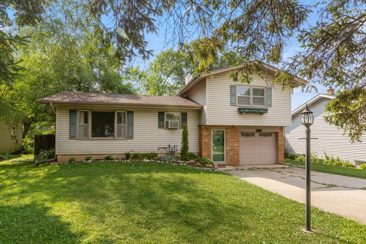 33078 N Valley View Dr., Grayslake, IL 60030