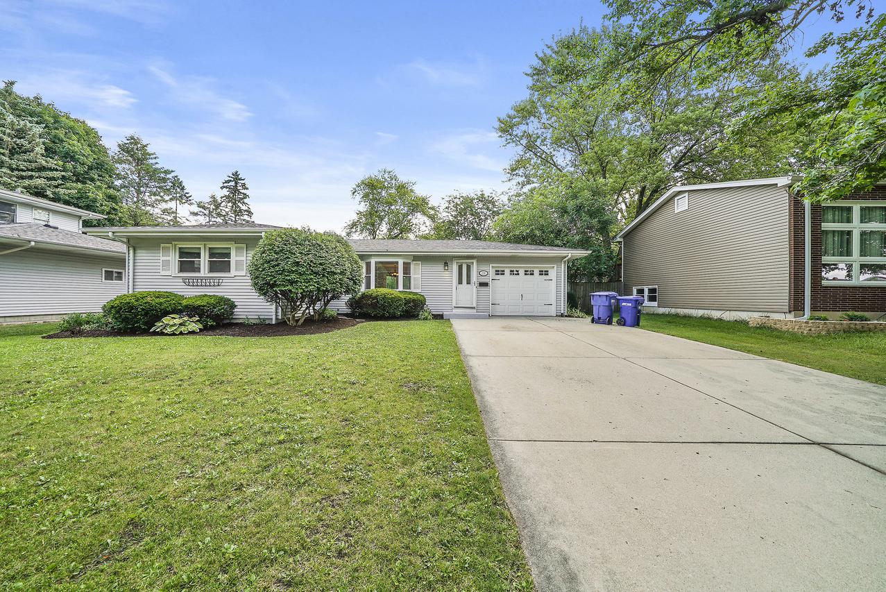 238 Fairview Dr., St. Charles, IL 60174