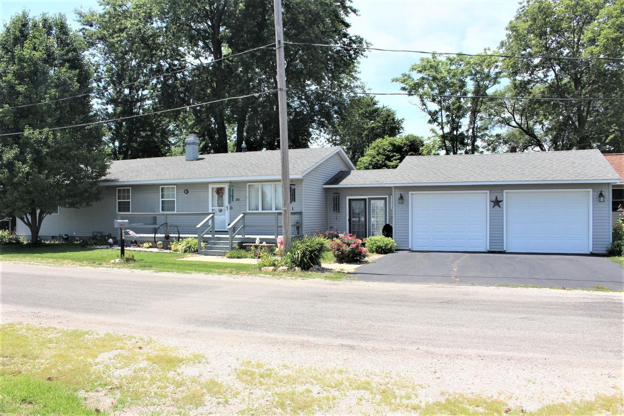 383 N Warren St., Argenta, IL 62501