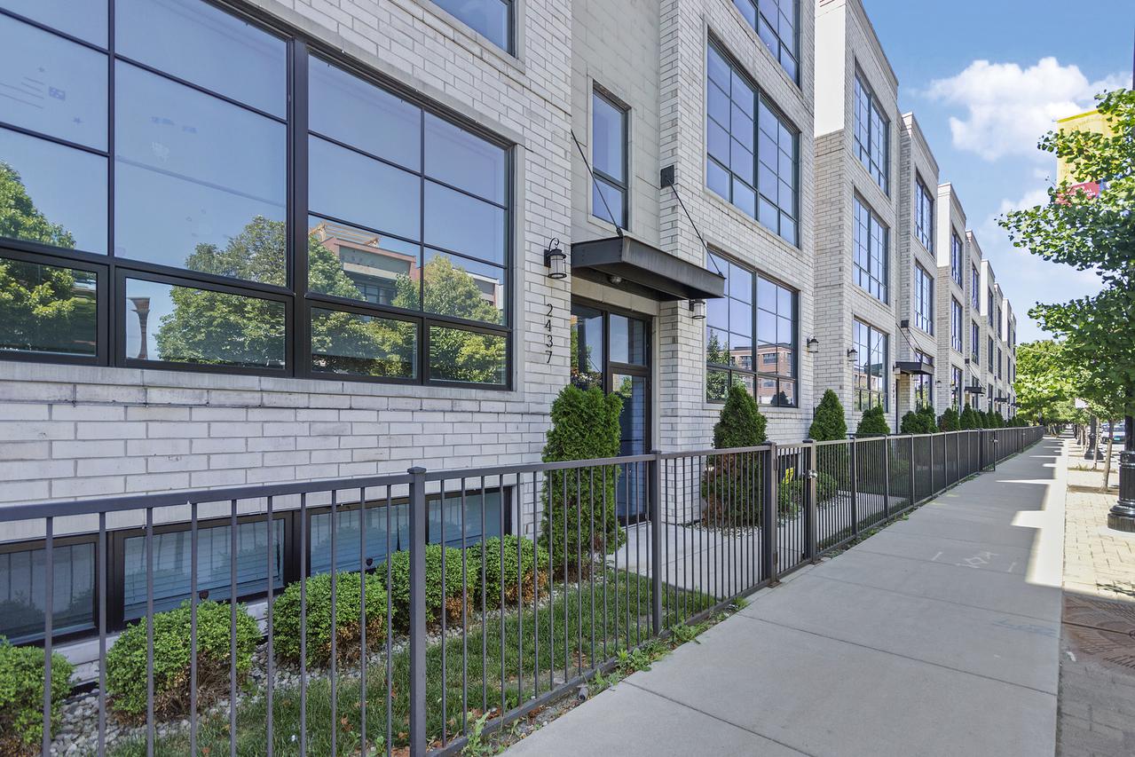 2437 W Irving Park Rd. #3W, Chicago, IL 60618