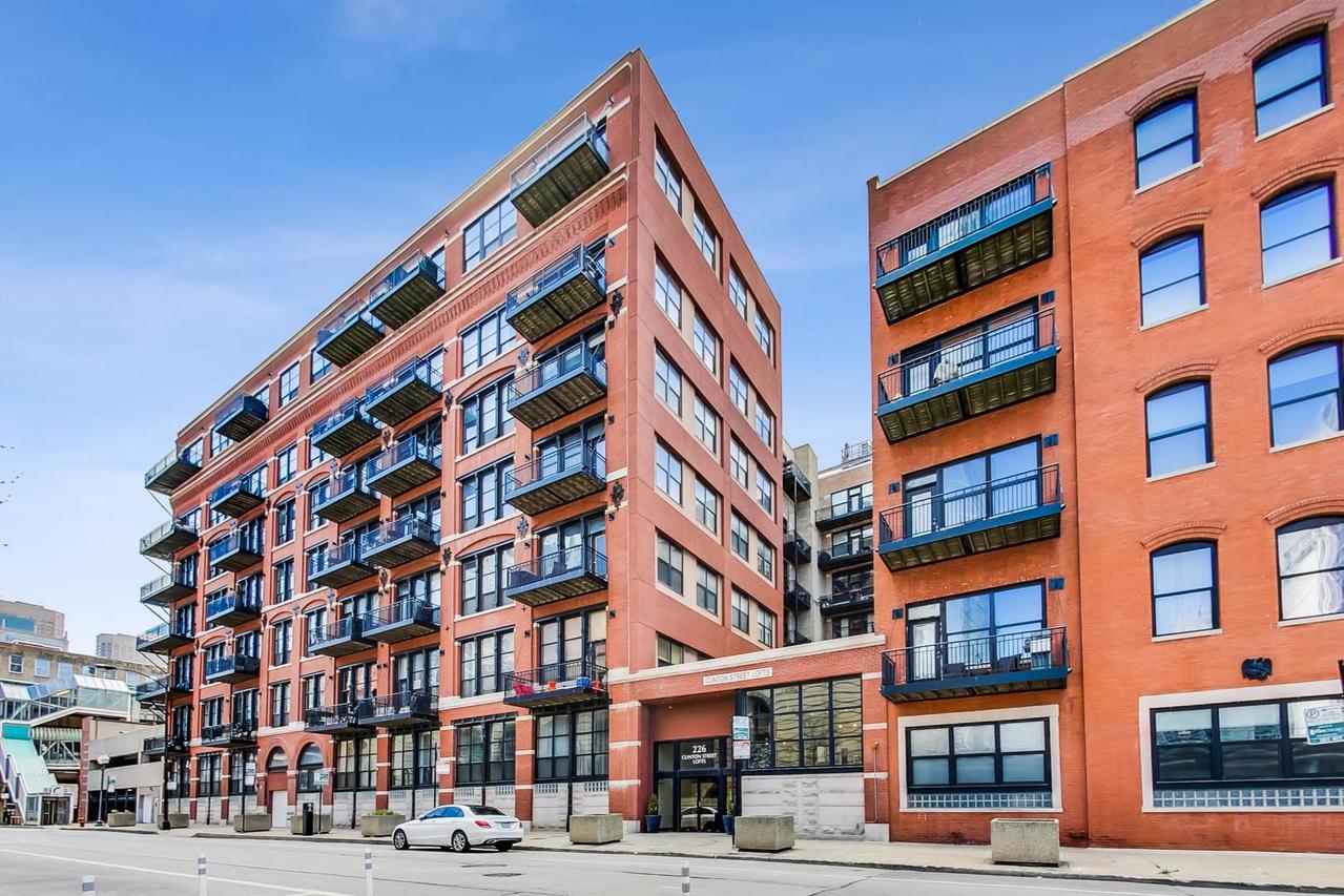 226 N Clinton St. #207, Chicago, IL 60661