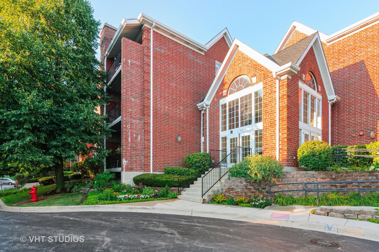 59 Hunt Club Dr., St. Charles, IL 60174