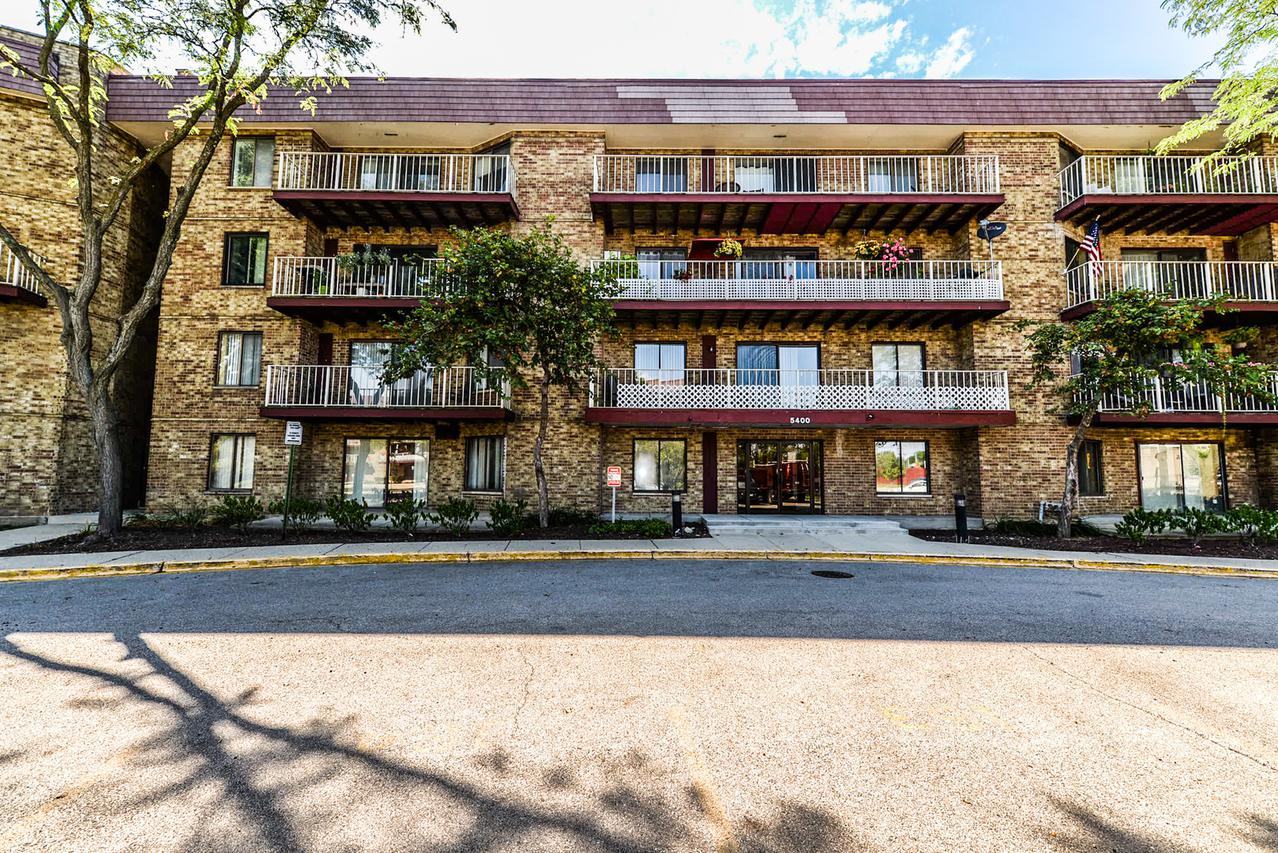 5400 Astor Ln. #204, Rolling Meadows, IL 60008