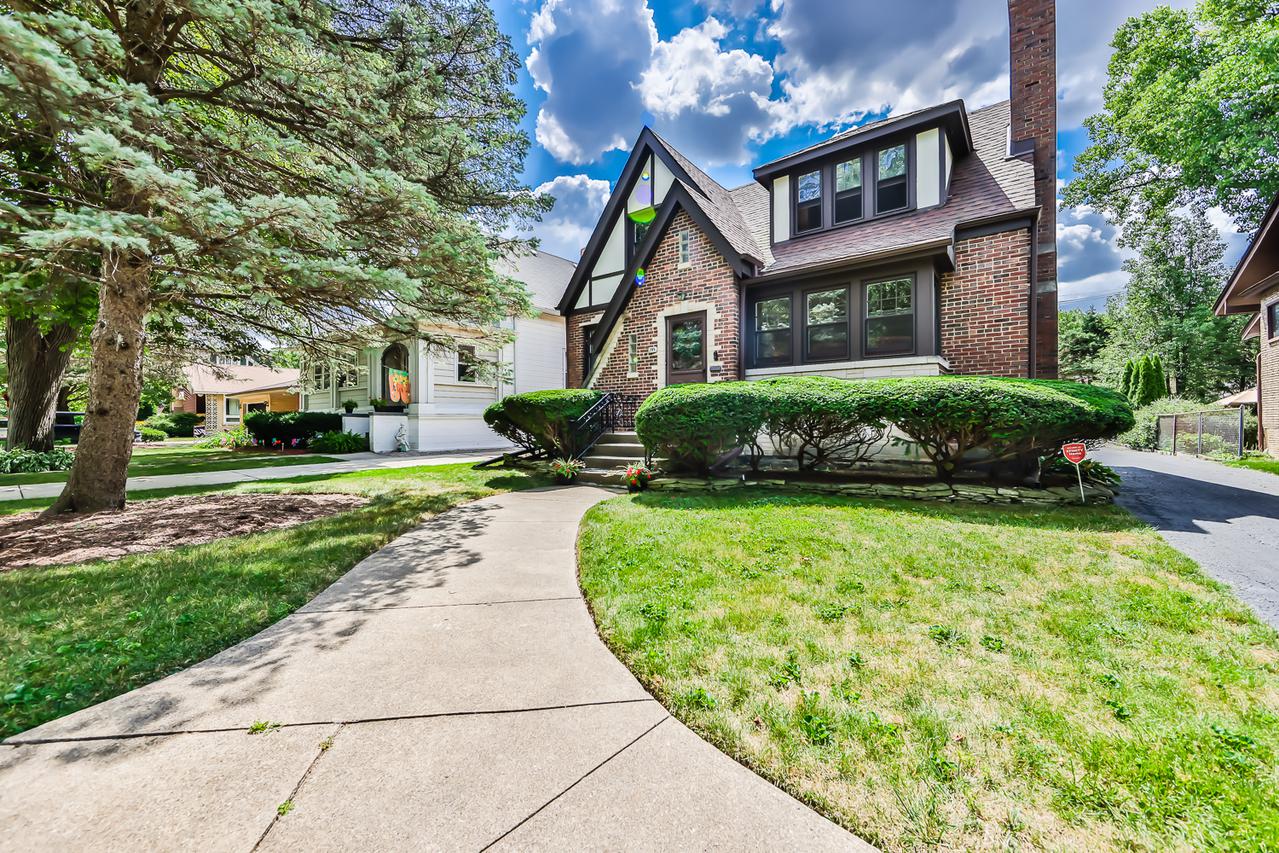 305 Gage Rd., Riverside, IL 60546