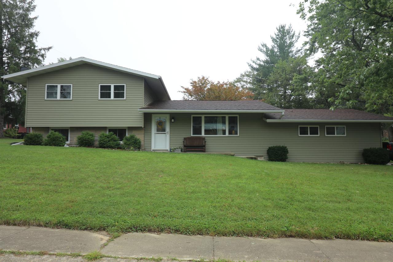 72 Edgelea Dr., Clinton, IL 61727