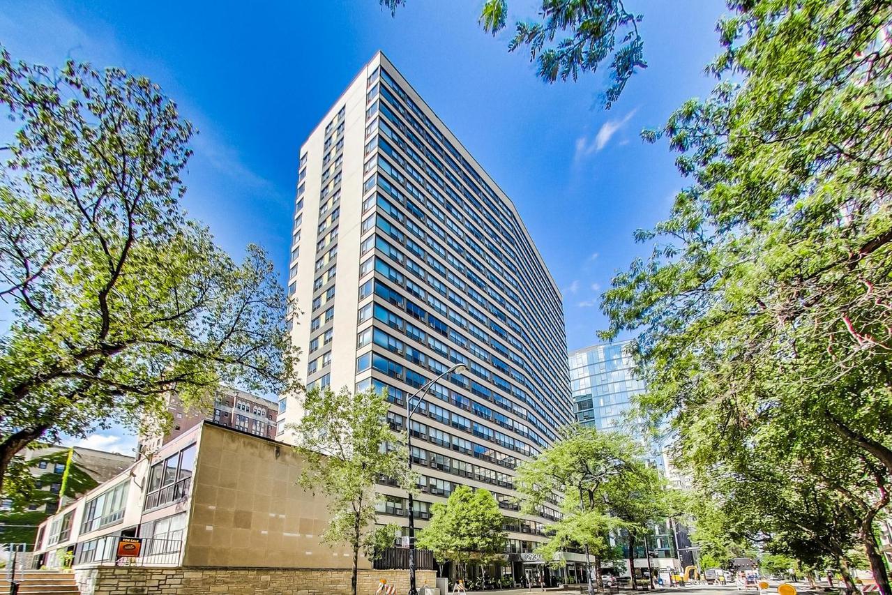 2930 N Sheridan Rd. #2208, Chicago, IL 60657