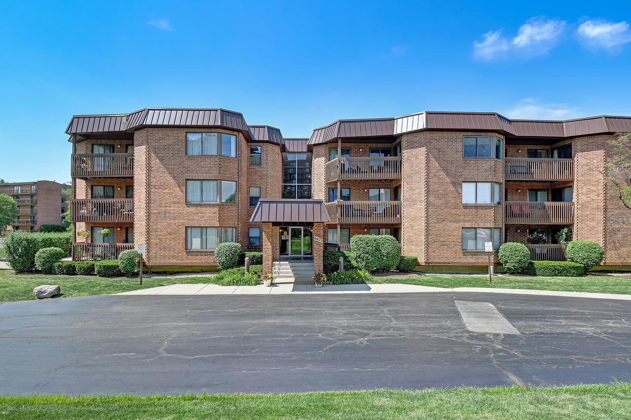 6425 Clarendon Hills Rd. #312, Willowbrook, IL 60527