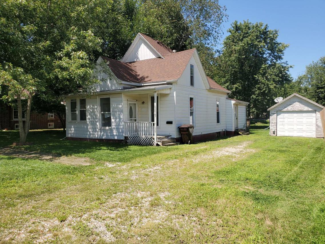 613 W Washington St., Clinton, IL 61727