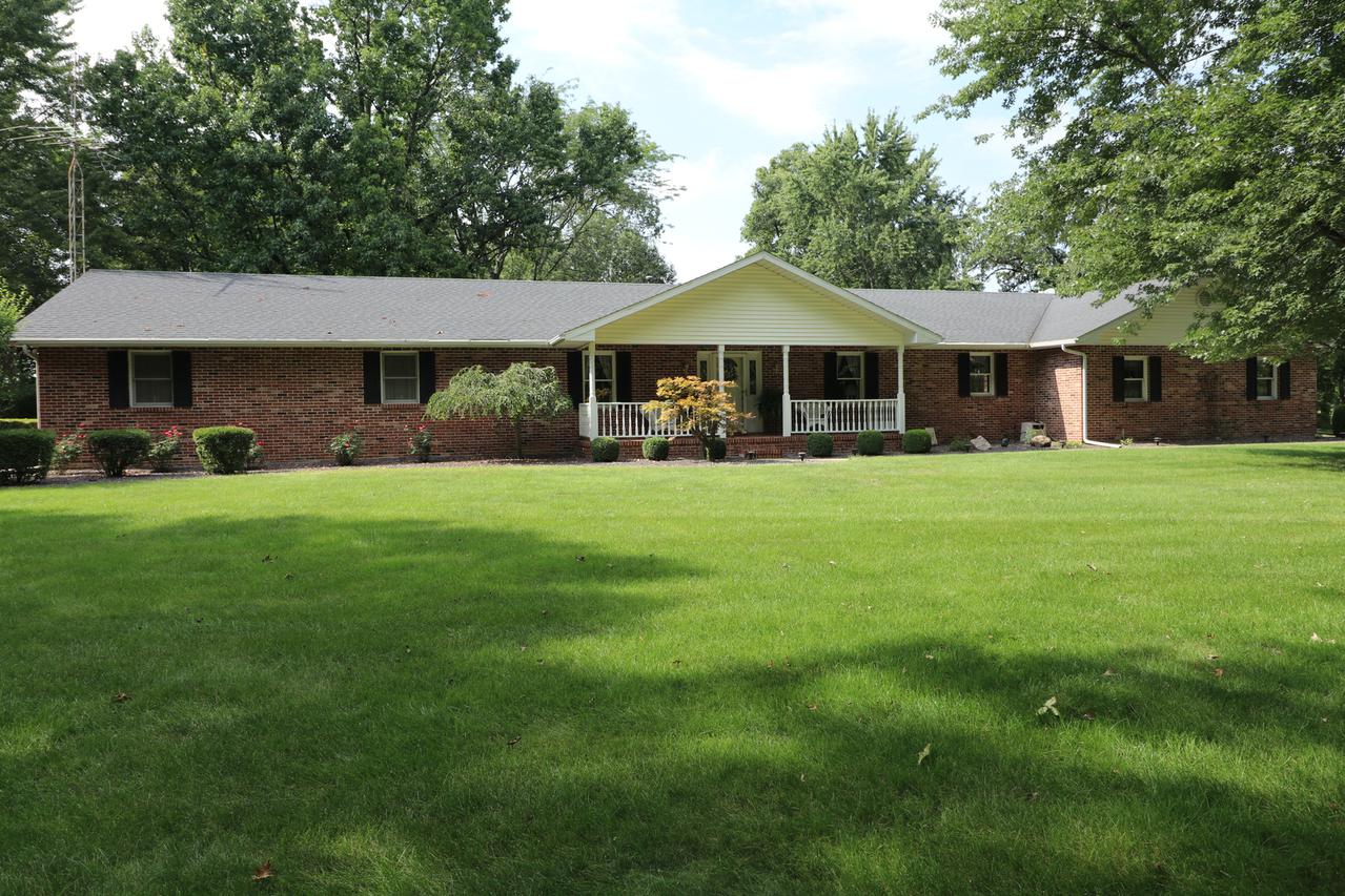 21 Country Club Ln., Arcola, IL 61910