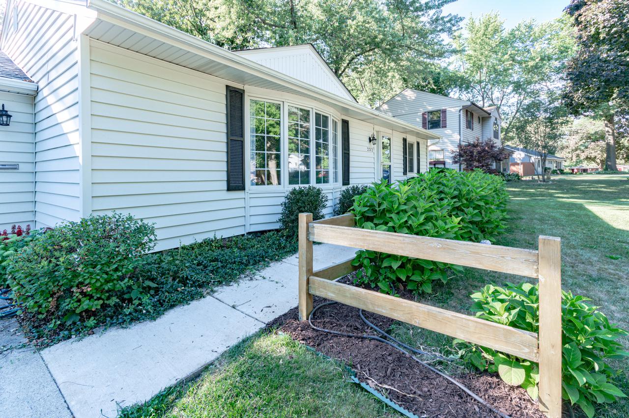 232 Delcy Dr., Dekalb, IL 60115
