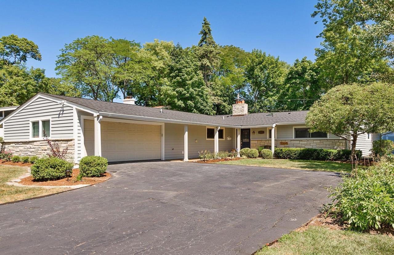 2211 Pinehurst Dr., Glenview, IL 60025