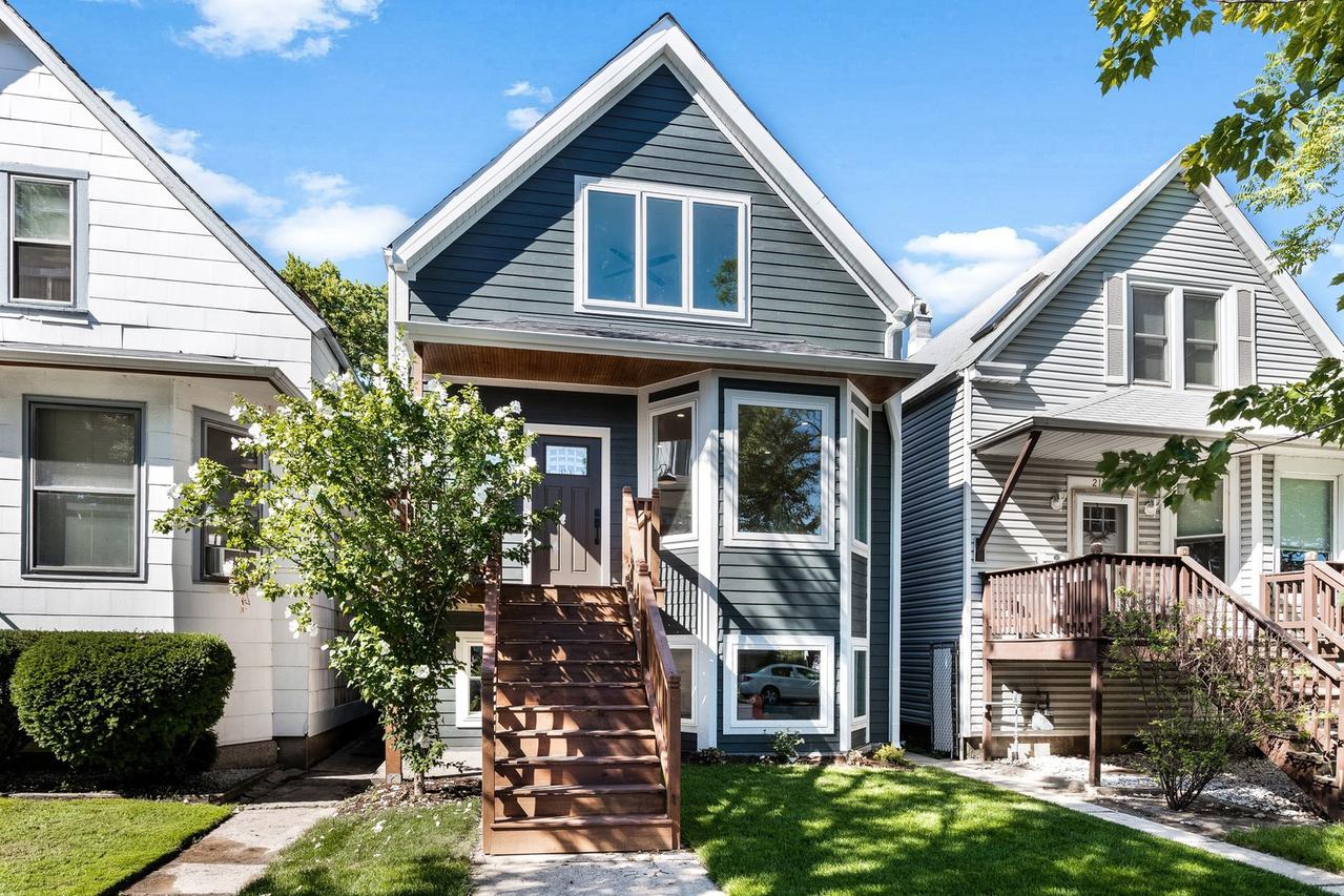 2132 W Farragut Ave., Chicago, IL 60625
