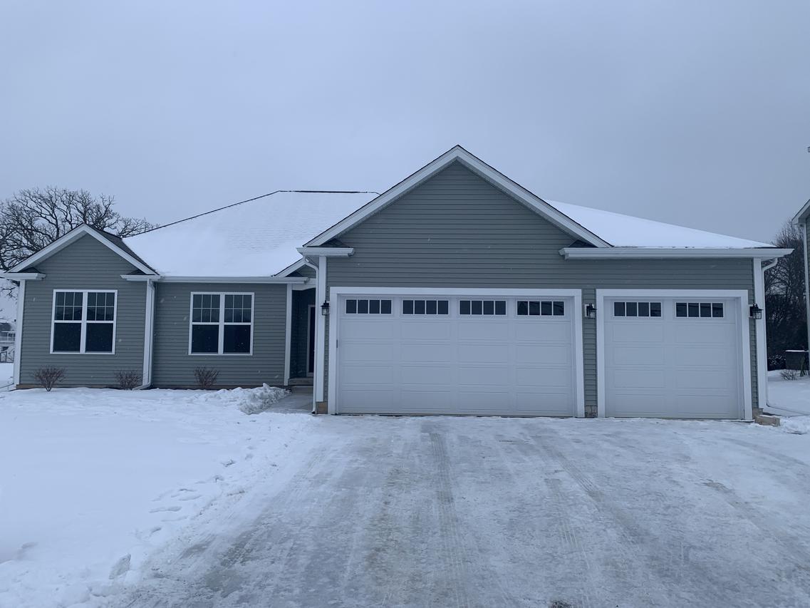 1006 Persimmon Dr., Genoa, IL 60135