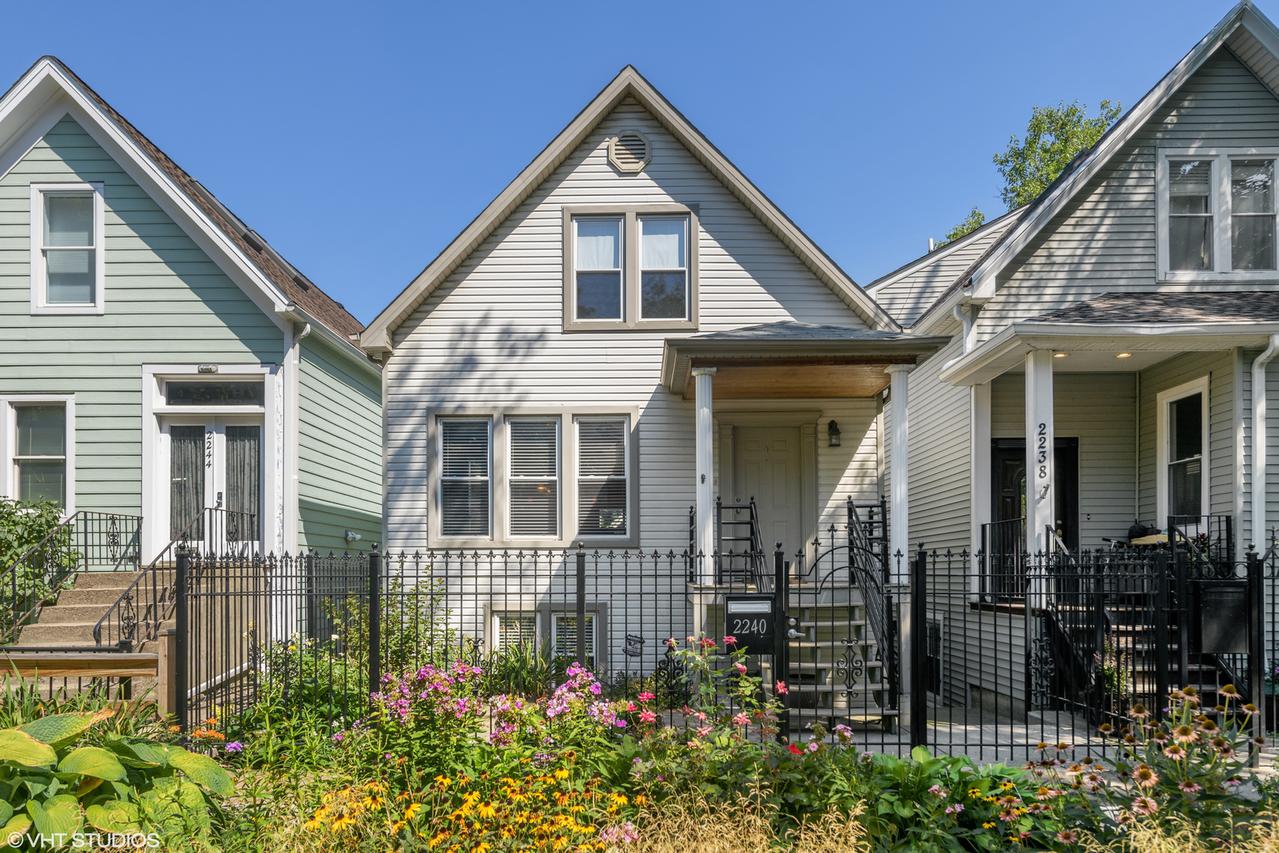2240 W Barry Ave., Chicago, IL 60618