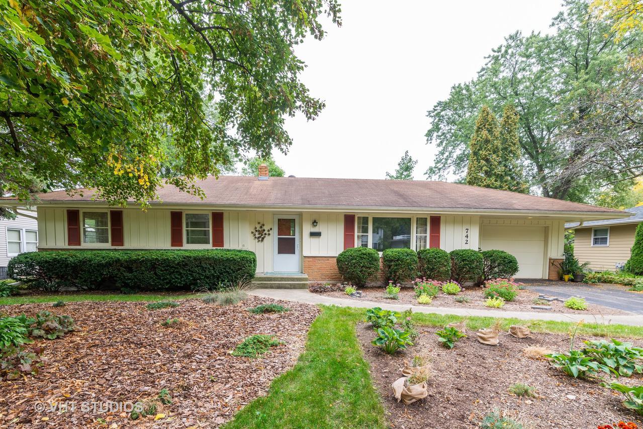 742 W Hillcrest Dr., Dekalb, IL 60115