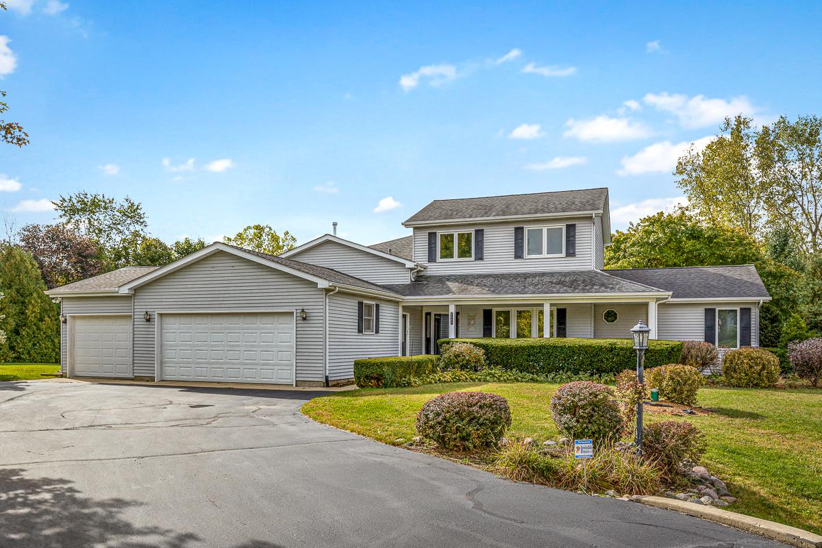 2401 Elk Dr., Spring Grove, IL 60081
