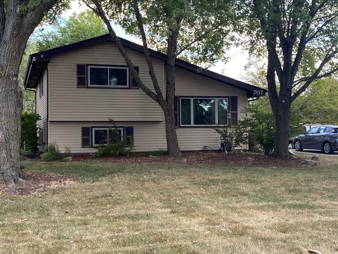 707 Aztec Dr., Carol Stream, IL 60188