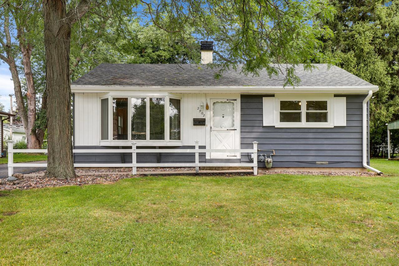 2302 Sigwalt St., Rolling Meadows, IL 60008