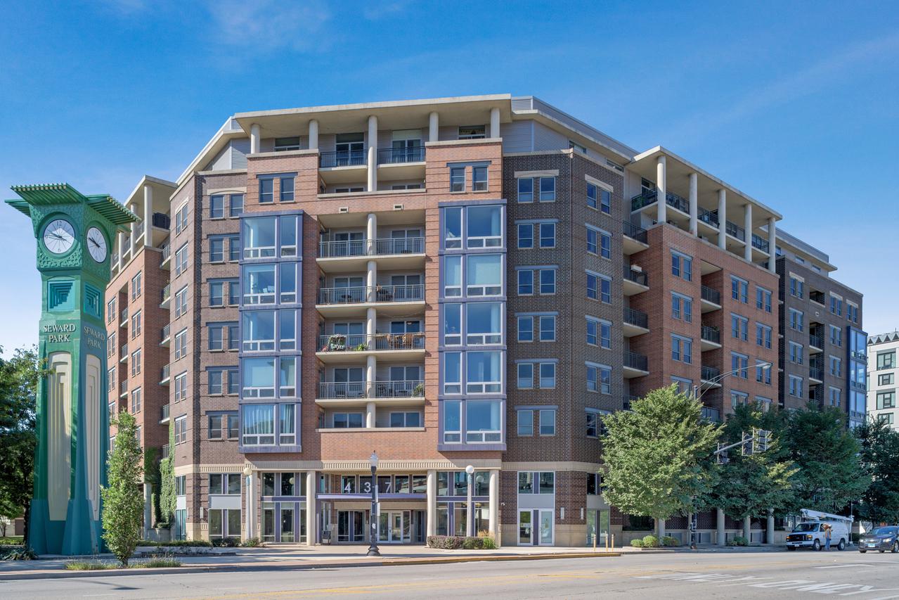 437 W Division St. #905, Chicago, IL 60610