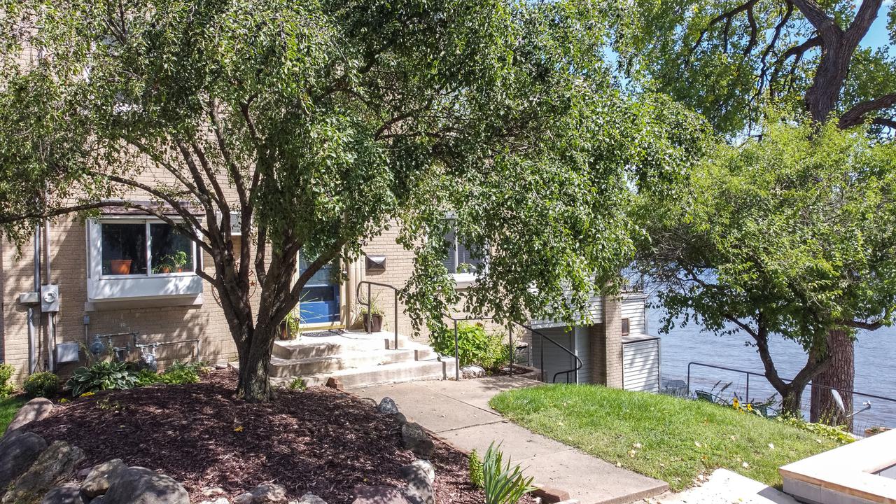 957 Indian Ter., Rockford, IL 61103