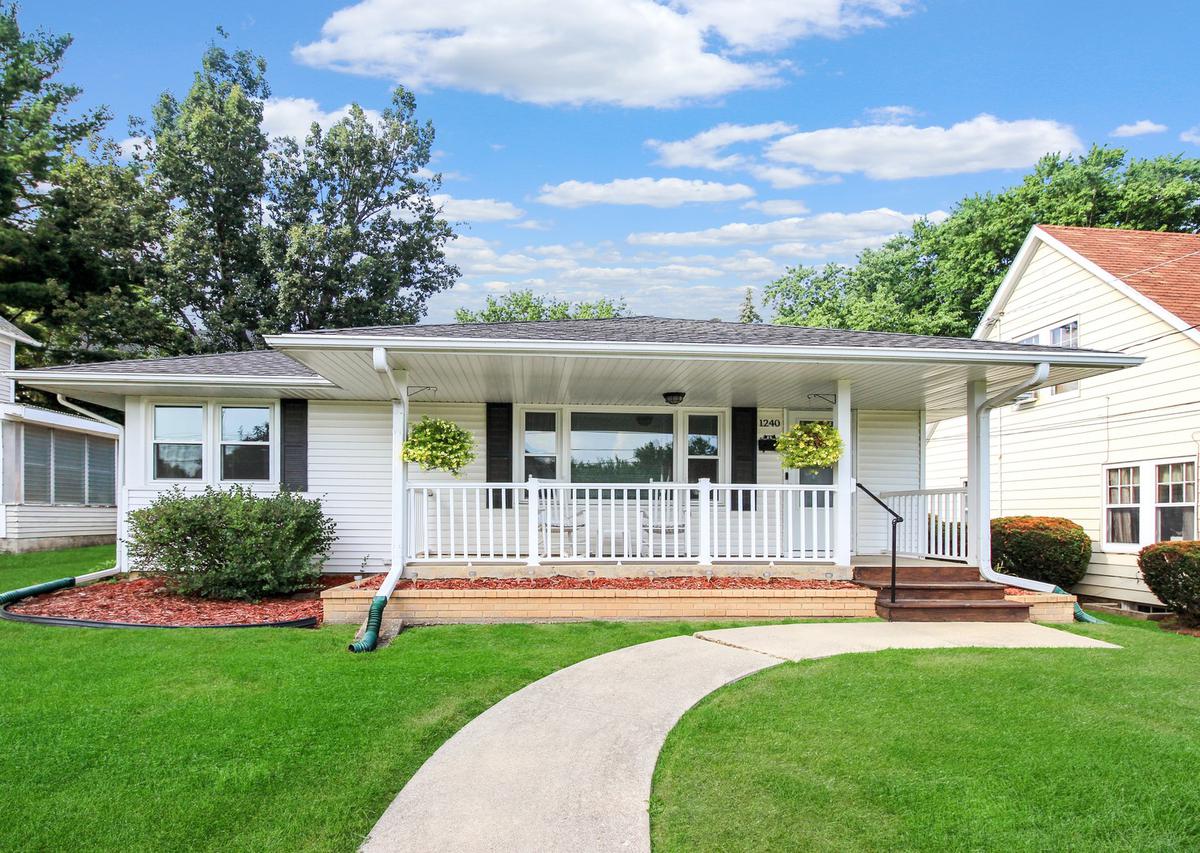 1240 W American St., Freeport, IL 61032