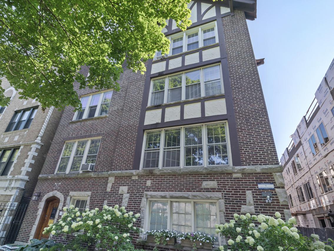 1527 W Estes Ave. #2B, Chicago, IL 60626